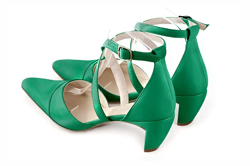 Chaussures habillées, élégantes et raffinées, ouvertes sur les côtés, avec des brides croisées, coloris vert émeraude. Bout effilé. Mi-haut à haut. Talon virgule. Cérémonie, soirée, cocktail, évènementiel. Personnalisation : Choix des cuirs, 
                des couleurs et des talons. Petites et grandes pointures. - Florence KOOIJMAN